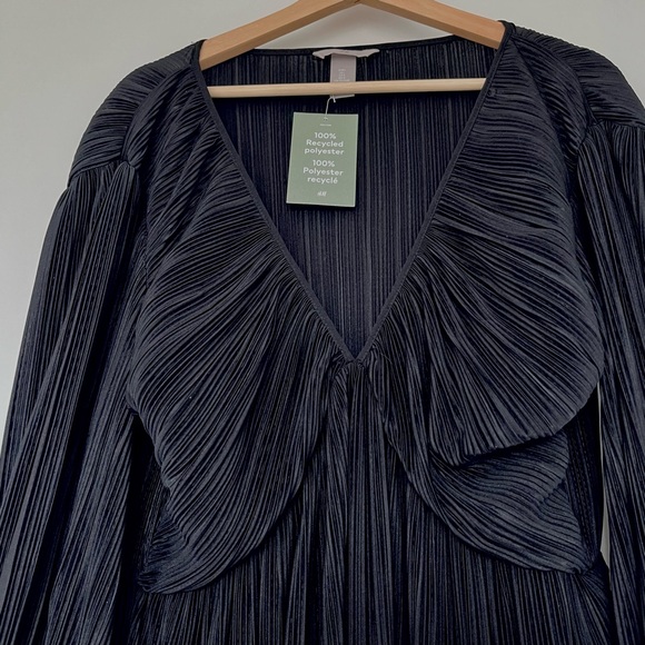 💙 H&M Textured Long Sleeve V-Neck Pleated Black Mini Dress - Size Large - Picture 2 of 6
